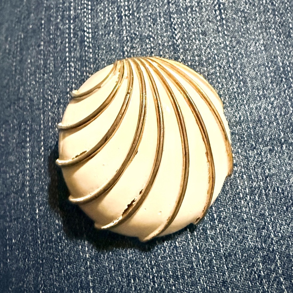 Domed vintage shell-shaped brooch white enamel and gilded lines summer beach